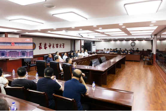 长春中医药大学师生集中收看纪念中国人民抗日战争暨世界反法西斯战争胜利80周年大会